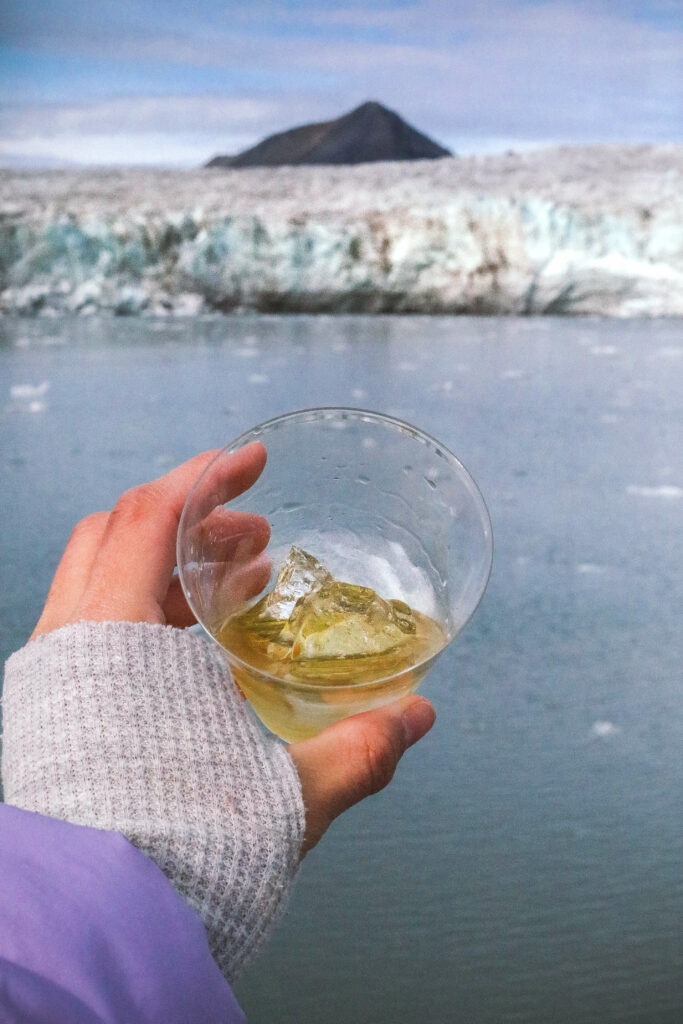 3-days-to-visit-Svalbard-Glacier-Whisky-On-Rocks