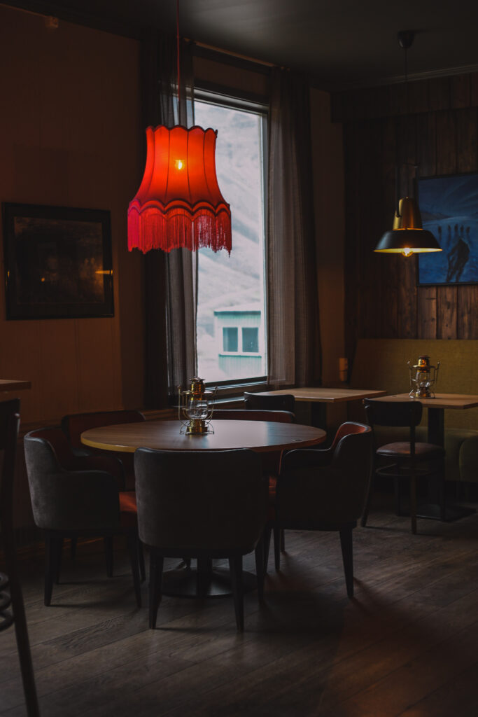 a lounge room at coal miners lodge hotel